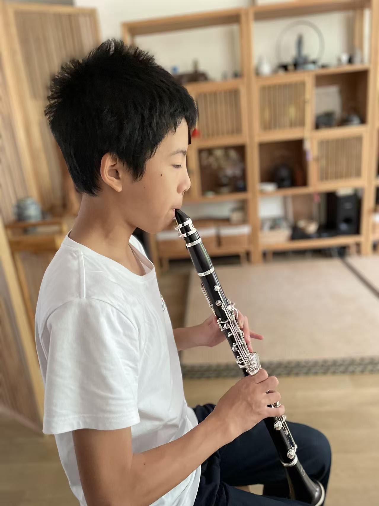 Practising the clarinet, profile view