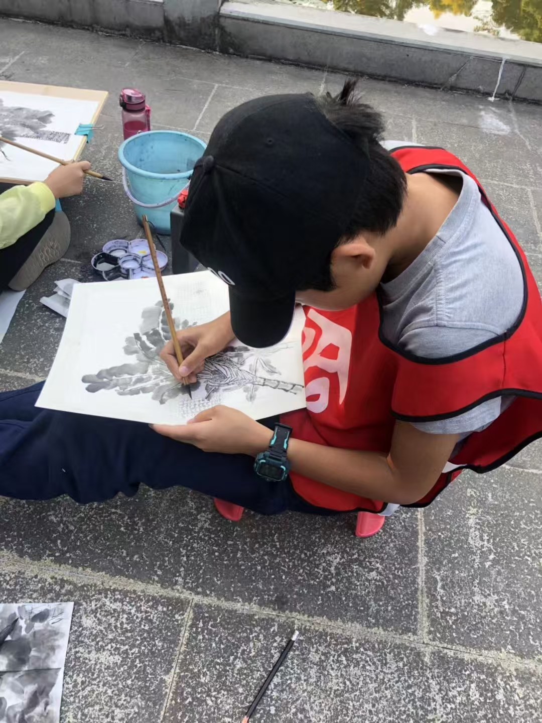 Painting en plein air: sketching banana leaves from life in ink