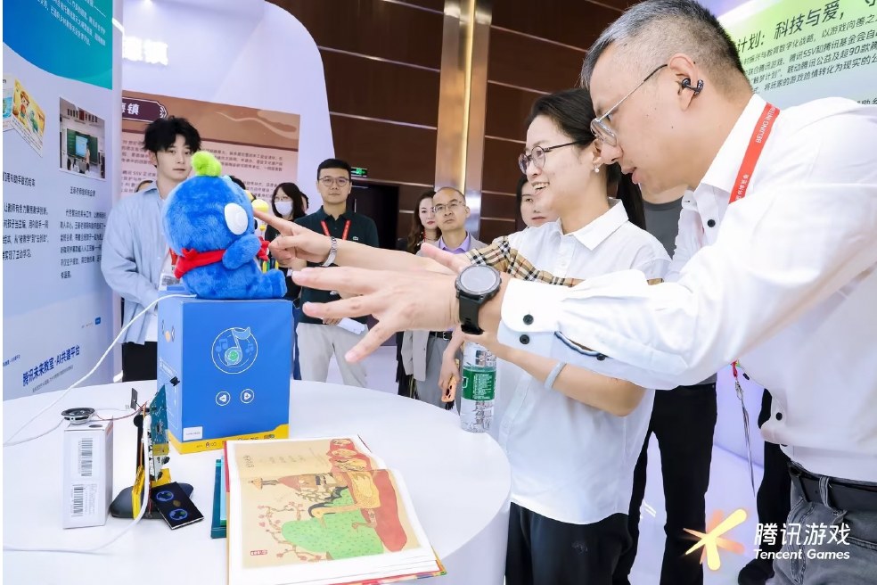 The Tencent “E-ban” AI reading robot on display at a public exhibition booth