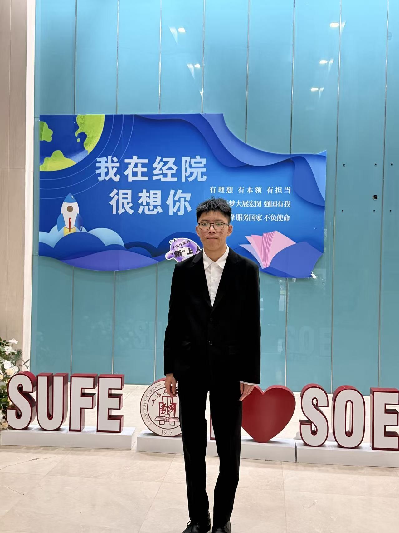 Jeffrey presenting his economic modeling paper at the S.-T. Yau High School Science Award